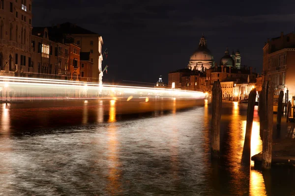 Nuit à Venezia et transport maritime — Photo