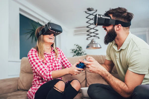 Молодые Друзья Играют Видеоигры Очки Виртуальной Реальности — стоковое фото