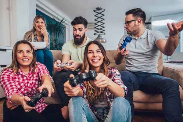 一緒に家でビデオゲームをプレイする友人のグループ — ストック写真