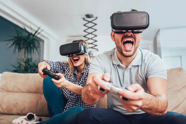 Jovens Amigos Jogando Videogames Com Óculos Realidade Virtual — Fotografia de Stock