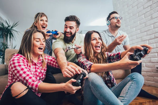 Grupo Amigos Jogando Videogames Juntos Casa — Fotografia de Stock