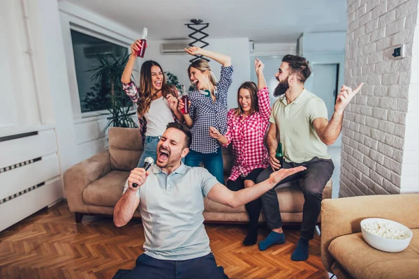 Grupp Unga Vänner Spela Karaoke Hemma — Stockfoto