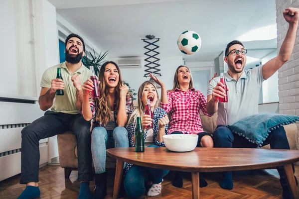 Junge Freunde Schauen Fußball Fernsehen Und Feiern Den Sieg Hause — Stockfoto