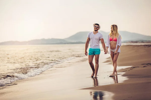 Романтична Молода Пара Розважається Пляжі Заході Сонця — стокове фото