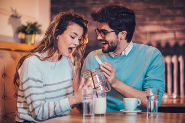 Kahve içme ve sohbet kafede oturan genç çift