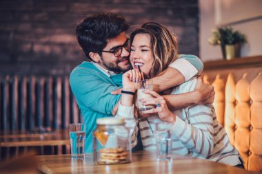 Kahve içme ve sohbet kafede oturan genç çift