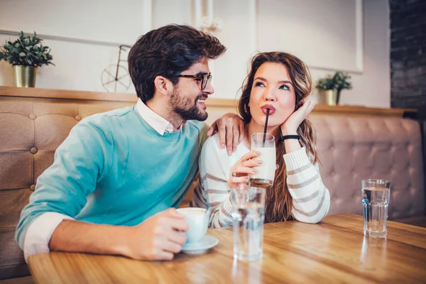 Junges Paar Sitzt Café Und Trinkt Kaffee Und Unterhält Sich — Stockfoto