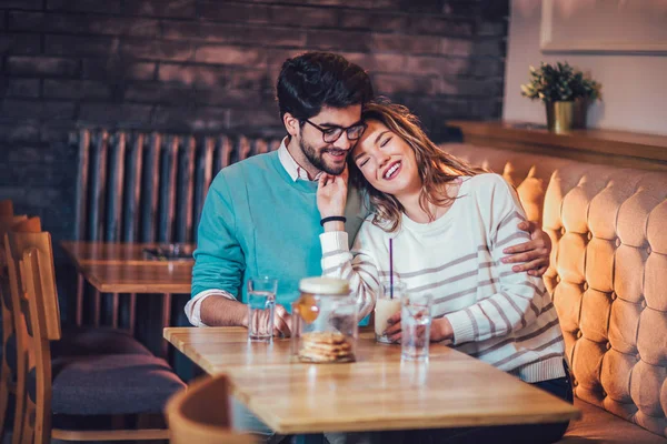 坐在咖啡馆喝咖啡和交谈的年轻夫妇 — 图库照片