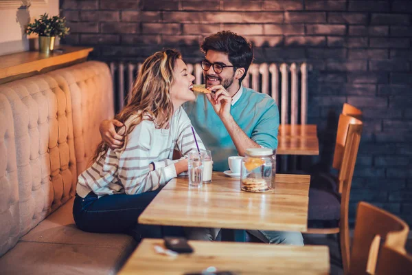 坐在咖啡馆喝咖啡和交谈的年轻夫妇 — 图库照片