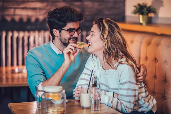 Junges Paar Sitzt Café Und Trinkt Kaffee Und Unterhält Sich — Stockfoto