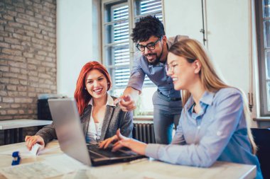 Yeni office projesinde tartışırken genç yaratıcı iş arkadaşları