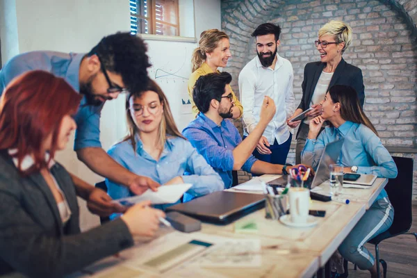 Affärskollegor Konferensrum Möte Diskuterar Presentation — Stockfoto