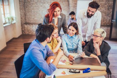 Yeni office projesinde tartışırken genç yaratıcı iş arkadaşları