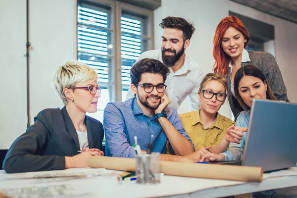 Giovani Colleghi Creativi Che Discutono Nuovo Progetto Ufficio — Foto Stock