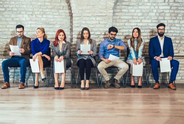 Kandidaterna Sitter Rad Och Väntar Anställningsintervju — Stockfoto