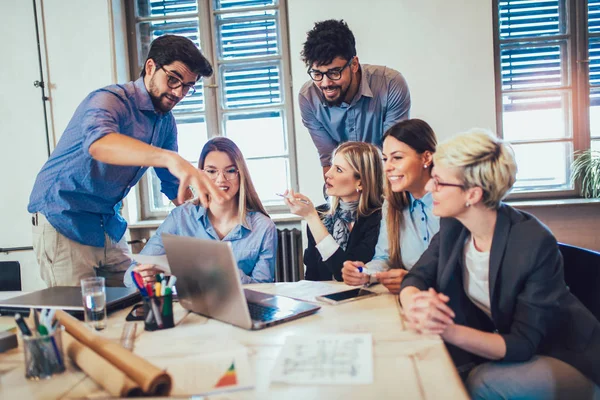 Unga Kreativa Medarbetare Diskuterar Nytt Projekt Office — Stockfoto