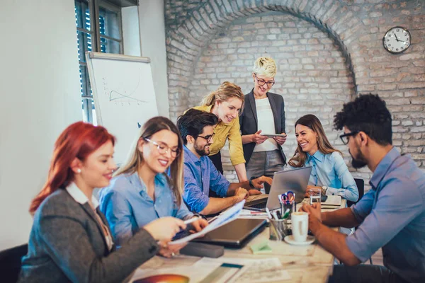 İş arkadaşları Konferans toplantı salonunda sunu tartışıyor