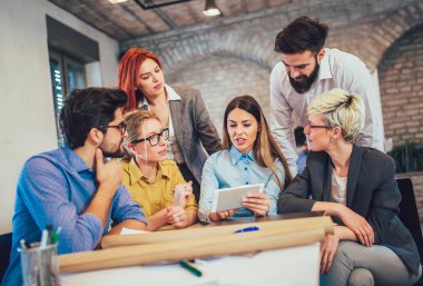 Yeni office projesinde tartışırken genç yaratıcı iş arkadaşları