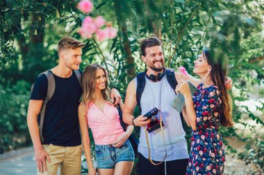 Grup Genç arkadaşlar yaz parkta eğleniyor