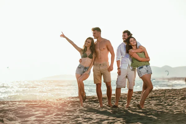 Grupo Jóvenes Amigos Relajándose Divirtiéndose Playa Arena — Foto de Stock