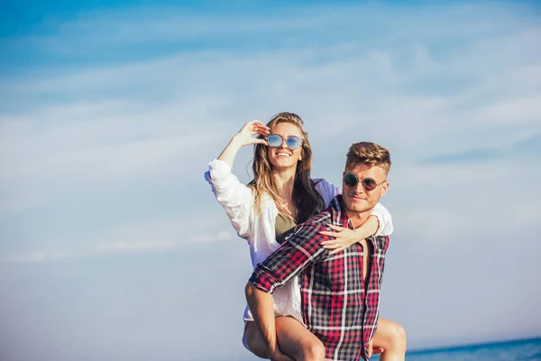 Ung Kvinna Åka Snålskjuts Unga Pojkvän Stranden — Stockfoto