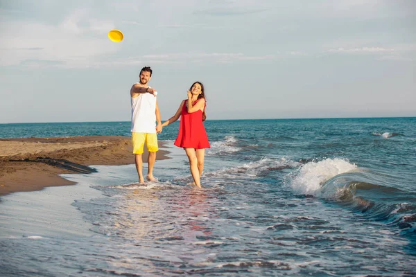 Romántica Pareja Joven Divirtiéndose Playa Atardecer — Foto de Stock