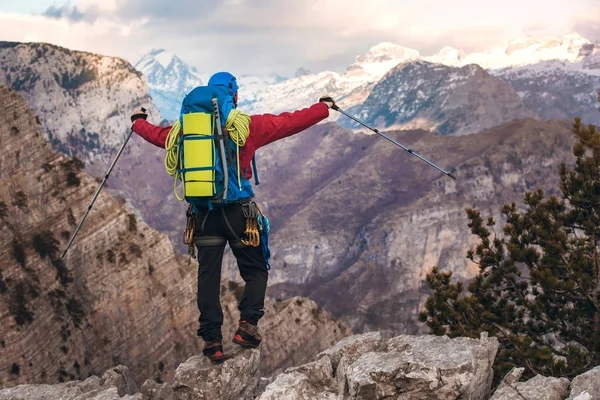 Montañista Pie Con Mochila Cima Montaña Disfrutando Vista — Foto de Stock