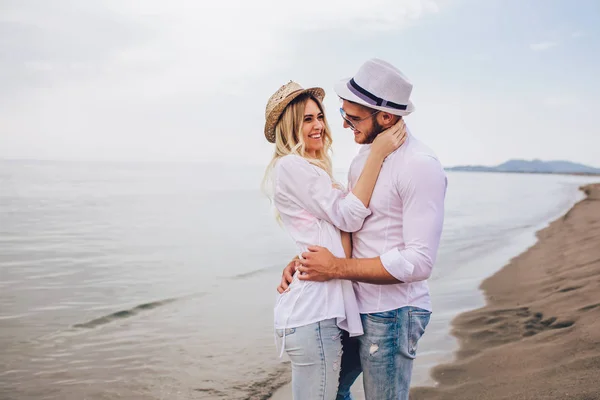 浪漫的年轻夫妇在海滩上玩日落的乐趣 — 图库照片