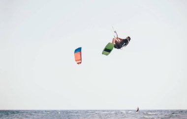Hareket kiteboard kitesurfing adamın doğal görünümü 