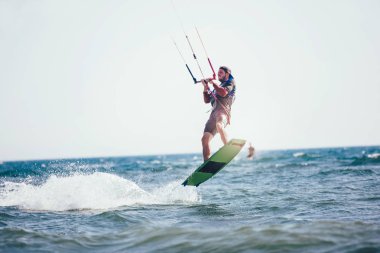 Hareket kiteboard kitesurfing adamın doğal görünümü 
