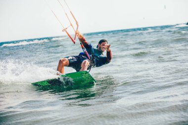 Hareket kiteboard kitesurfing adamın doğal görünümü 
