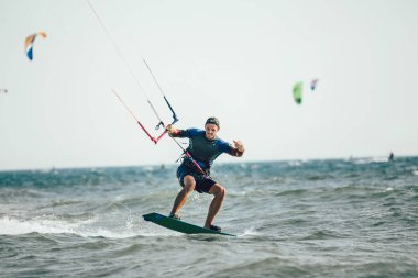 Hareket kiteboard kitesurfing adamın doğal görünümü 