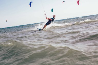 Hareket kiteboard kitesurfing adamın doğal görünümü 
