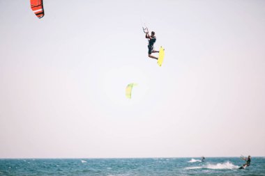 Hareket kiteboard kitesurfing adamın doğal görünümü 