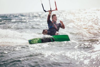 Hareket kiteboard kitesurfing adamın doğal görünümü 