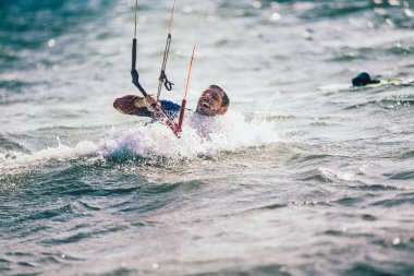 Hareket kiteboard kitesurfing adamın doğal görünümü 