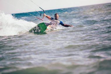 Hareket kiteboard kitesurfing adamın doğal görünümü 