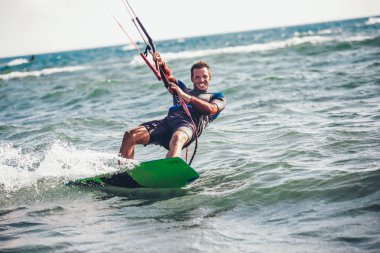 Hareket kiteboard kitesurfing adamın doğal görünümü 