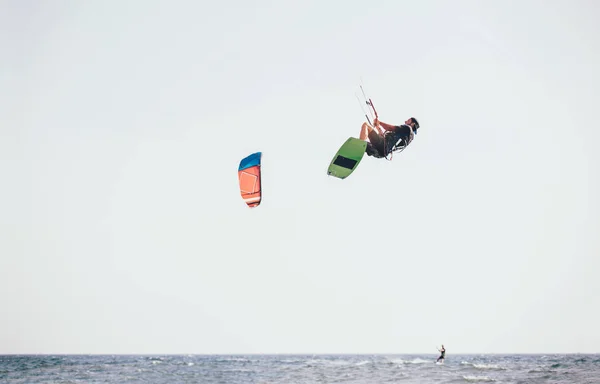 Szenische Ansicht Von Kitesurfer Mann Auf Kiteboard Bewegung — Stockfoto