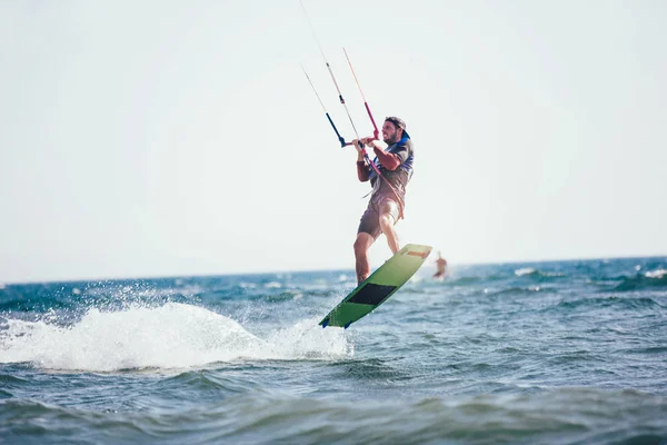 Malowniczy Widok Człowieka Kitesurfing Kiteboard Ruchu — Zdjęcie stockowe