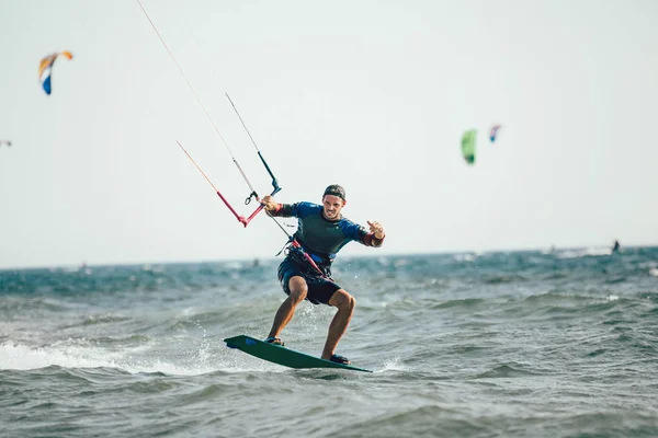 Malowniczy Widok Człowieka Kitesurfing Kiteboard Ruchu — Zdjęcie stockowe