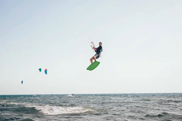 Malowniczy Widok Człowieka Kitesurfing Kiteboard Ruchu — Zdjęcie stockowe