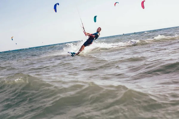 Vista Panorâmica Homem Kitesurf Kiteboard Movimento — Fotografia de Stock