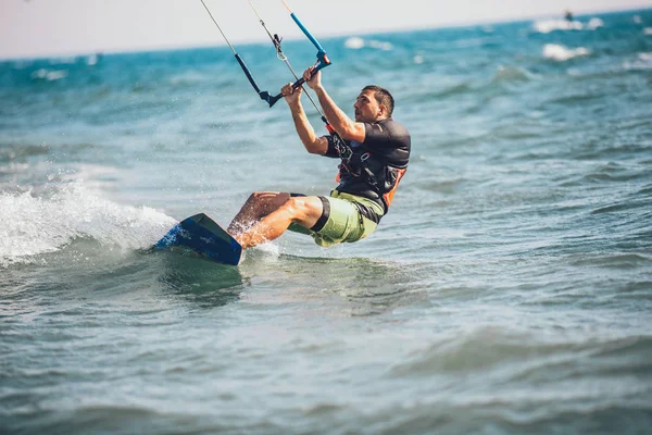 Hareket kiteboard kitesurfing adamın doğal görünümü 