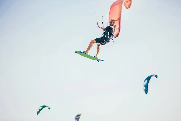 Festői Kilátás Kitesurfing Ember Kiteboard Mozgalom — Stock Fotó