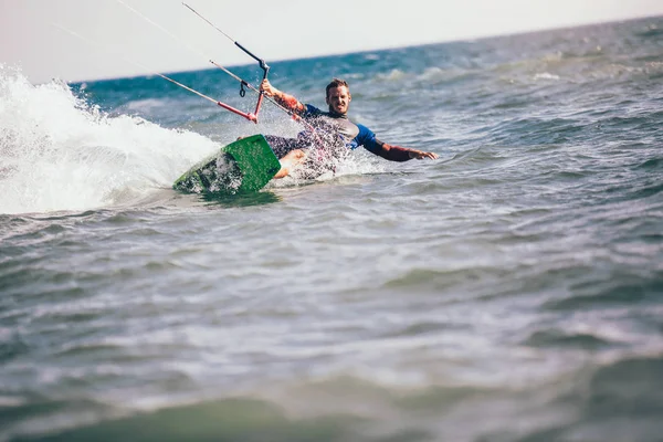 Hareket kiteboard kitesurfing adamın doğal görünümü 