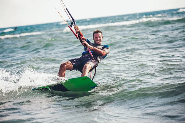 Vista Panoramica Kitesurf Uomo Kiteboard Movimento — Foto Stock