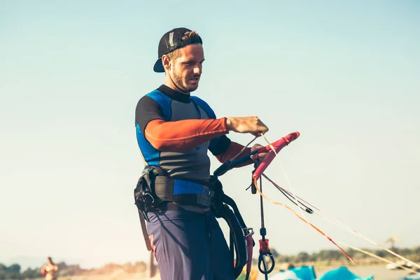 Man Surfer Wetsuits Met Kite Apparatuur Voor Surfen — Stockfoto