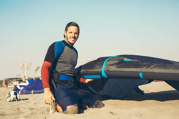 Adam Sörfçü Wetsuits Uçurtma Donanımları Için Dalga Köpüğü Ile Içinde — Stok fotoğraf