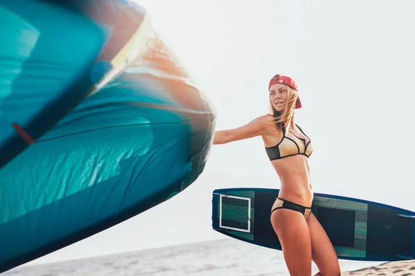 Lachende Vrouw Kite Surfer Wandelen Strand Met Vlieger — Stockfoto